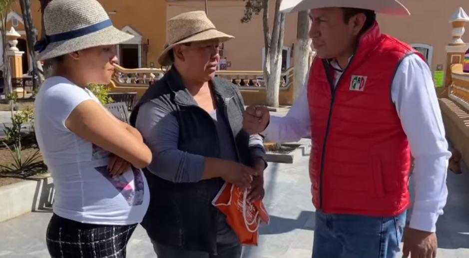 Toño Romero recorre la colonia Los Ángeles en Cuapiaxtla