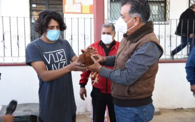 Ayuntamiento de Tlaxcala y SEFOA hacen entrega de paquetes de aves a habitantes de Tepehitec