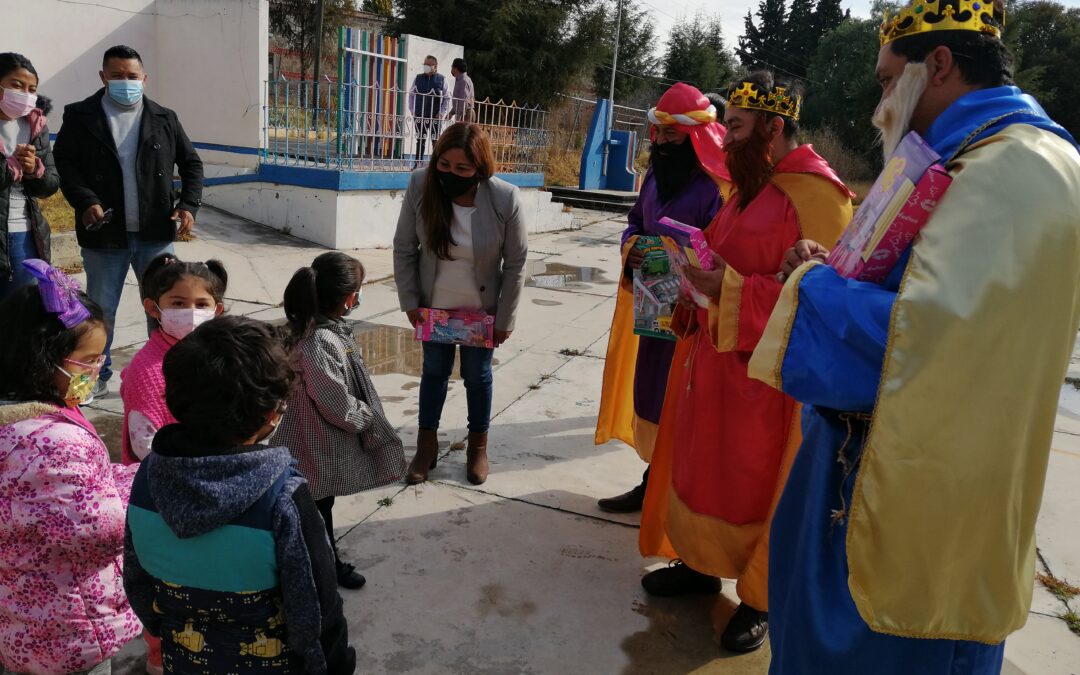 Llevan Reyes Magos sonrisas e ilusión a escuelas de Amaxac