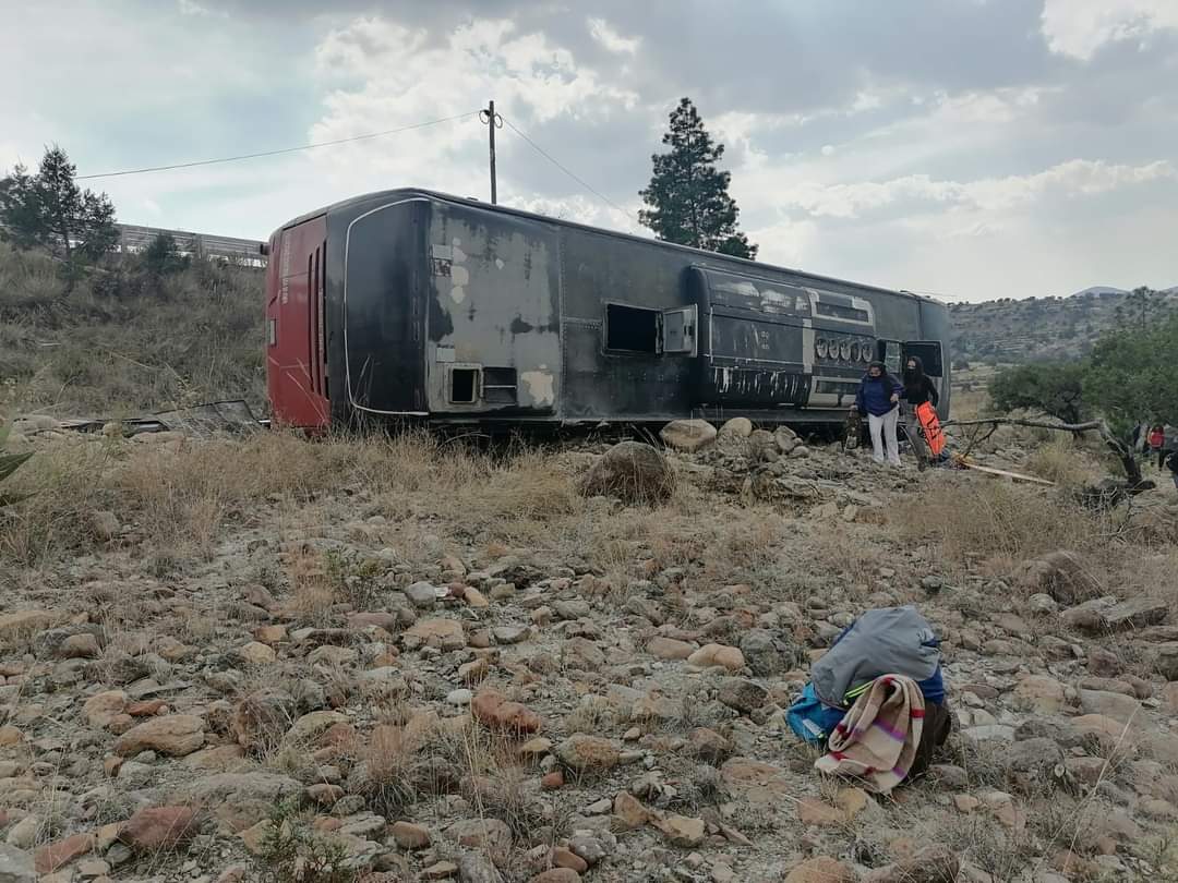 Un autobús encargado del traslado de docentes volcó la tarde de este jueves en la carretera que conecta al municipio de Emiliano Zapata con Lázaro Cárdenas.