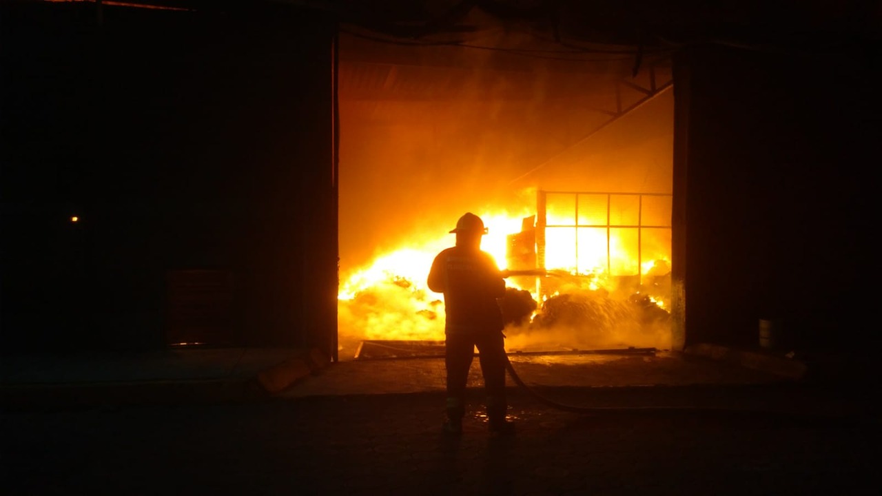 SSC SOFOCA INCENDIO DE FÁBRICA EN XICOHTZINCO.