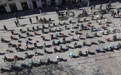 109 cochecitos vacíos en la Plaza Rynok en Lviv simbolizan 109 niños ucranianos asesinados desde el comienzo de la guerra.