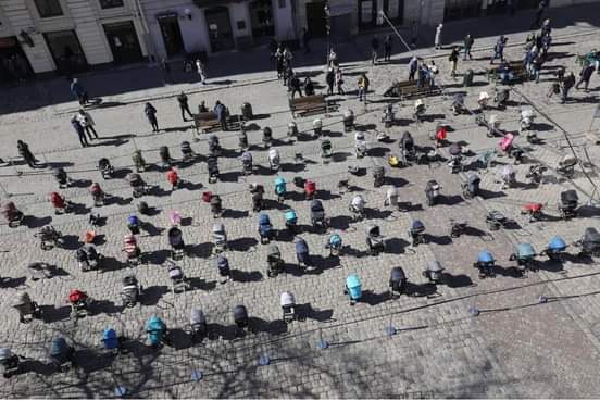109 cochecitos vacíos en la Plaza Rynok en Lviv simbolizan 109 niños ucranianos asesinados desde el comienzo de la guerra.