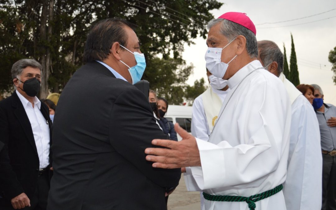 Recibe alcalde de Atltzayanca al Obispo de Tlaxcala Julio César Salcedo Aquino