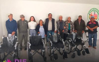 Entrega SMDIF Atltzayanca sillas de ruedas a ciudadanos del municipio