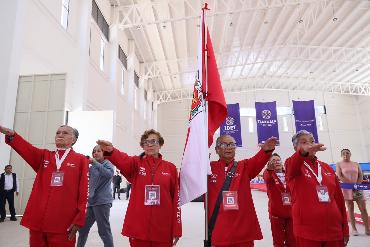 Gobernadora abandera a la selección tlaxcalteca de personas adultas mayores.