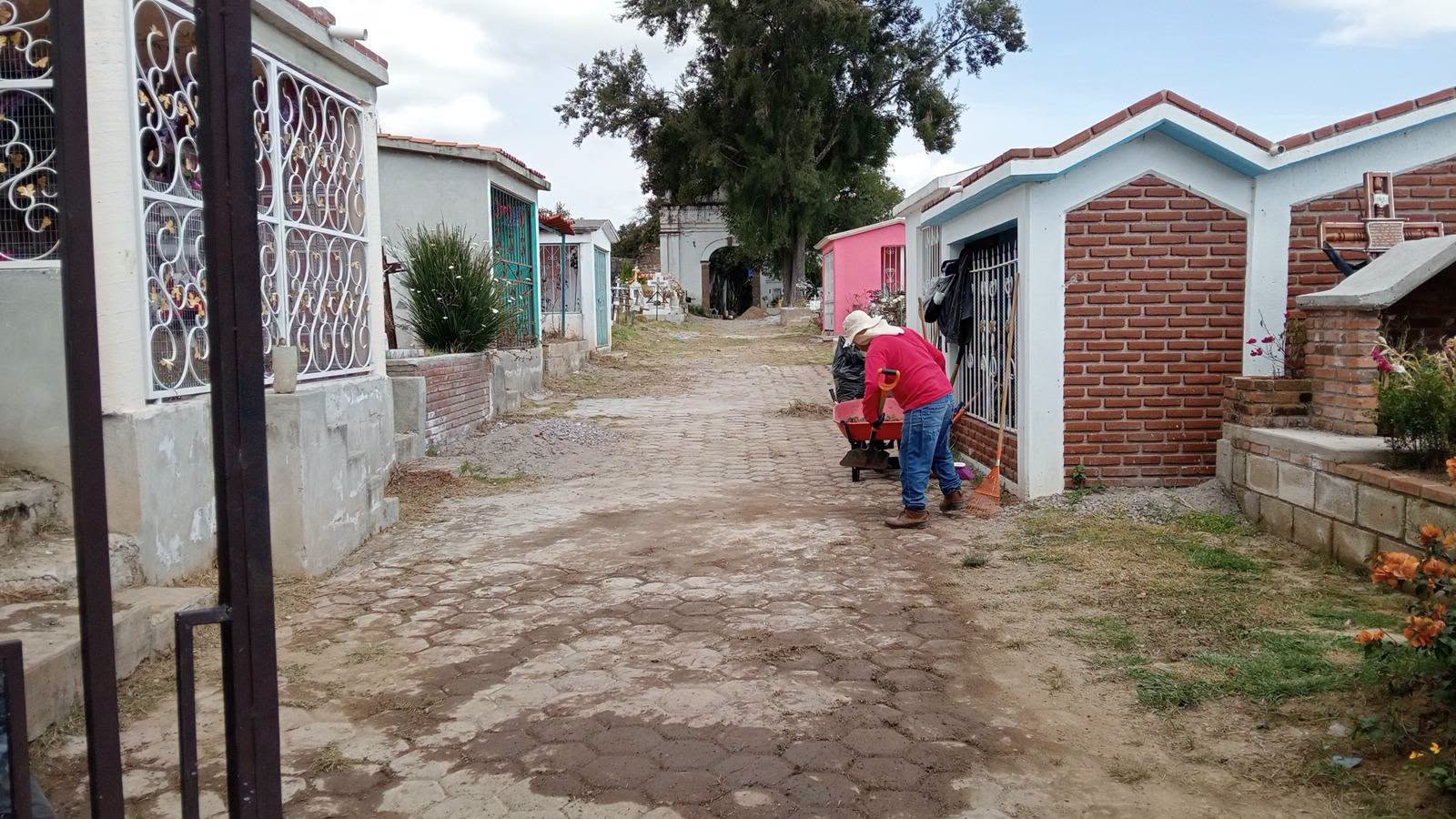 Españita realiza jornada de limpieza en el panteón municipal previo al Día de Muertos